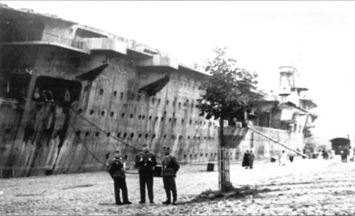 Авианосец на стоянке в Штеттине летом 1941 года Кормовая часть корпуса - фото 40
