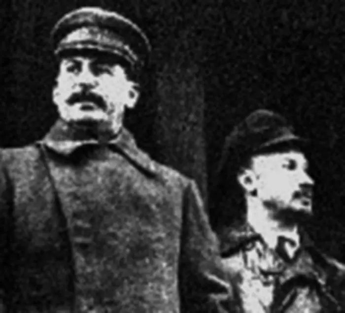 И В Сталин и Н И Бухарин 1928 год И В Сталин и В М Молотов 1939 - фото 1