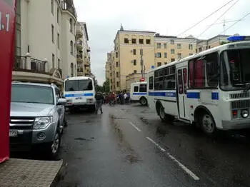 Медведь испугался что заступников придет много Но их была горстка меньше - фото 2