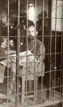 В Таганской тюрьме Большевики долго не решались его расстрелять многие из - фото 69