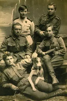 Врангелевский Крым Октябрь 1920 г Сзади стоит Зинаида Годгард та что - фото 89