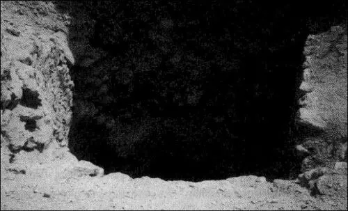 Рис 33 Саккара Дыра ведущая в подземный туннель Вокруг никаких следов - фото 32