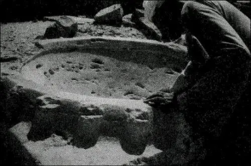 Рис 45 АбуГураб Абдель Хаким исследует один из алебастровых бассейнов - фото 42