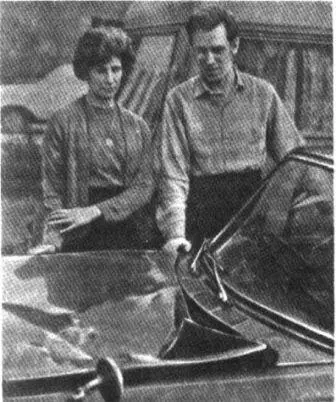 В этот автомобиль 25 марта 1974 г в Пиннере Мидлсекс попала большая глыба - фото 3