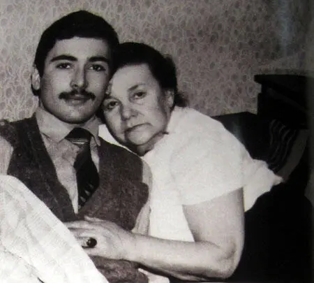 С бабушкой Верой Михайловной 1977 год С котом Пиночетом турбаза завода - фото 4