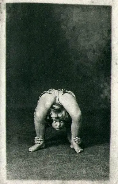 Стоя на коленях на пыльном полу дедушкиной спальни с загадочными фотографиями в - фото 11