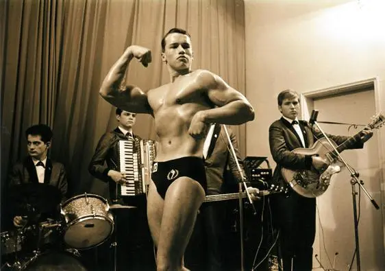 Hitting a front bicep pose in my first bodybuilding competition at the - фото 10