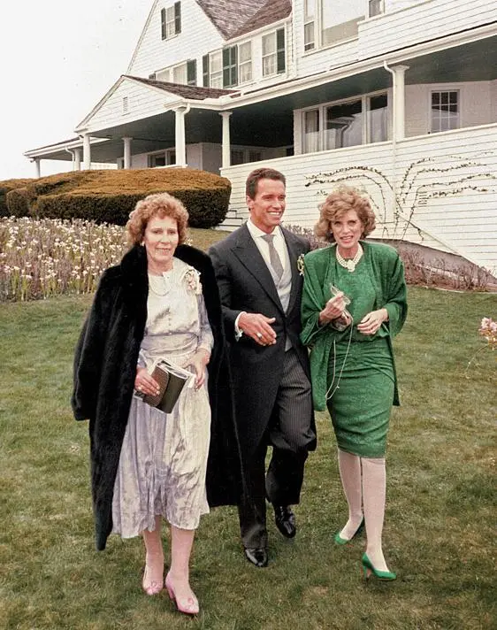 I escort my mom and my new American motherinlaw across the Kennedy compound - фото 107