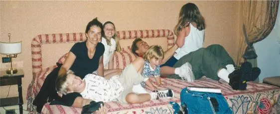We Schwarzeneggers clown around at a hotel in Hawaii 2000 Our youngest - фото 121