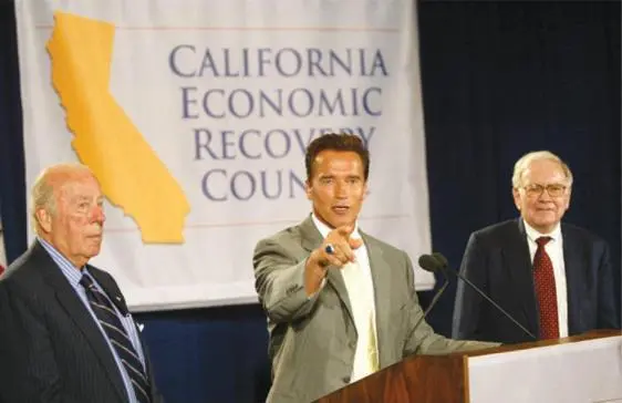 Warren Buffett the Democrat and George Shultz the Republican flanked me at my - фото 142