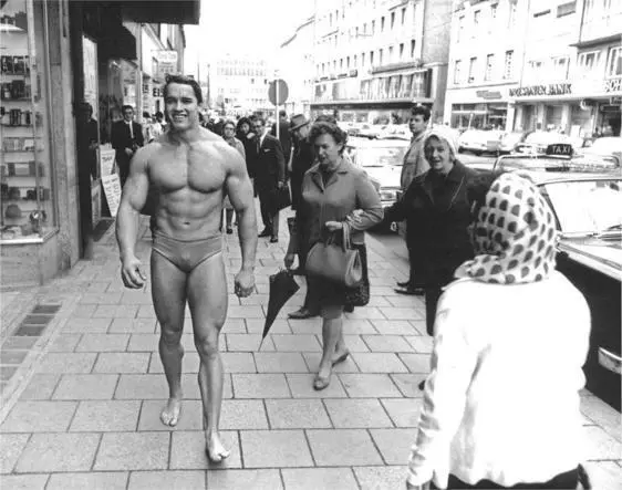 I walked around downtown Munich on a November day in my posing briefs to - фото 15