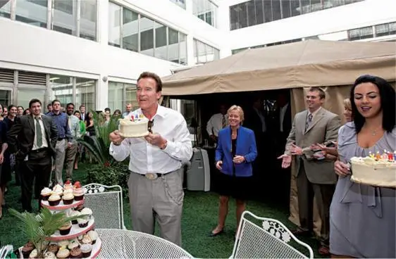 For my last birthday as governor my staff surprised me with cake and cupcakes - фото 182