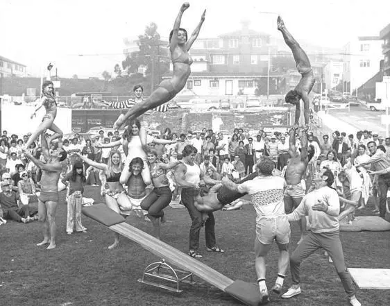 Californias Venice Beach was an amazing scene where gymnasts circus - фото 19