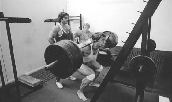 Im squatting 500 pounds in preparation for the 1971 Mr Olympia competition as - фото 28