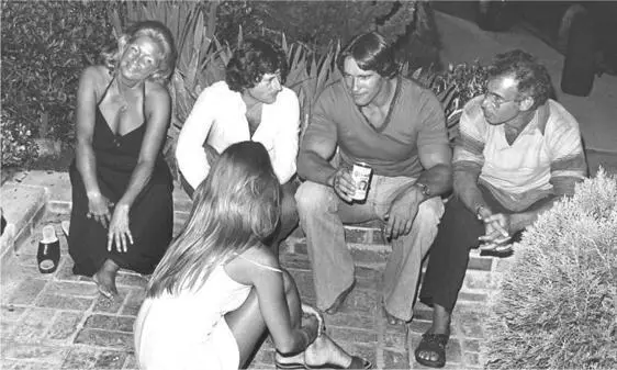 I was getting to know lots of people in Hollywood Here drinks on my patio - фото 31