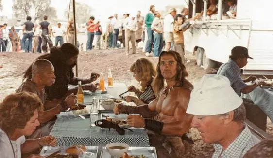 Why eat all alone in your personal trailer when you can hang out with the crew - фото 57