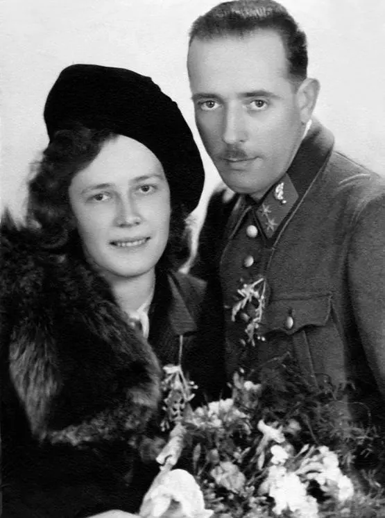 Aurelia and Gustav Schwarzenegger my mother and father on their wedding day - фото 6