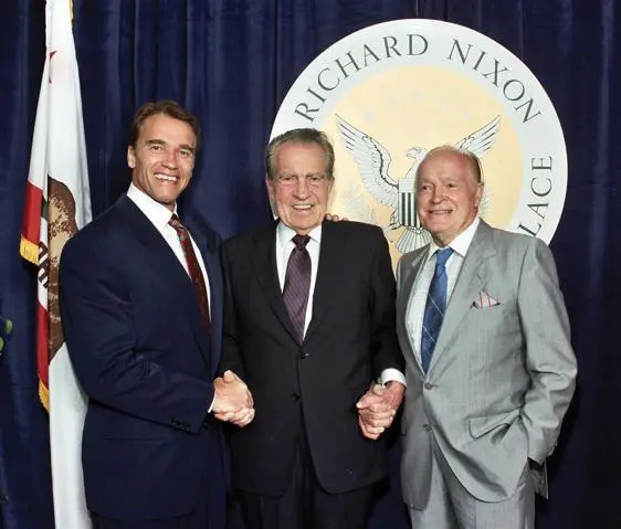 President Nixon put me on the spot to speak at a holiday exhibit opening at his - фото 75