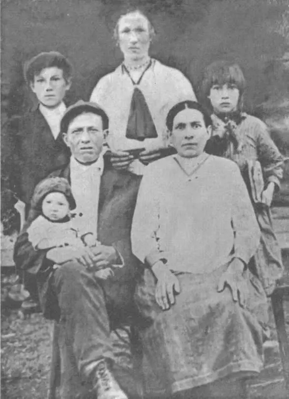 Школьный учитель 1938 г Друзья юности слева направо сидят Алексей - фото 1