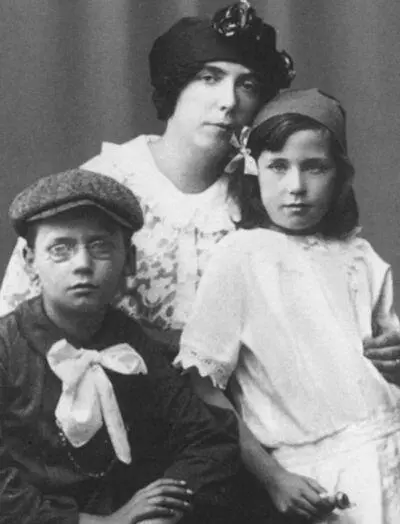 Нора с детьми 1914 г Джойс в 1915 году Леопольд Блум Рисунок Дж Д - фото 24