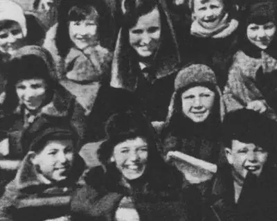 В Игарке среди одноклассников С книгой В Астафьев рядом учительница - фото 5