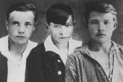 Детдомовцы Слева направо В Астафьев В Достовалов Н Березин Игарка - фото 8