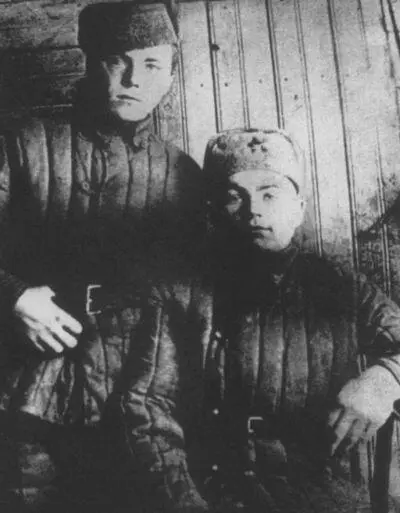 С фронтовым другом П Г Николаенко 1943 г Знамя части в составе которой - фото 9