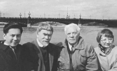 В СанктПетербурге С Ким В Курбатов В Астафьев Н Сакова С актером - фото 44