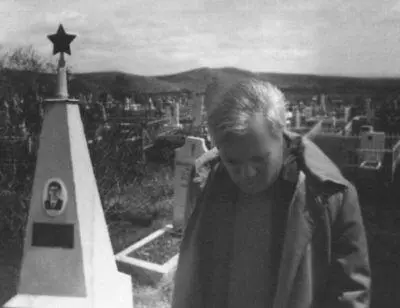 У могилы ветерана С дирижером Евгением Колобовым У домика в Чусовом В - фото 57
