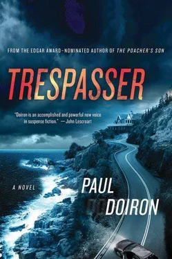 Paul Doiron Trespasser обложка книги