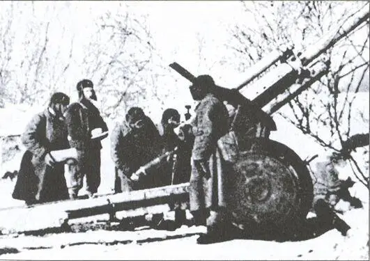 Расчет 122мм пушкигаубицы А30 образца 1938 года ведет огонь по германским - фото 6