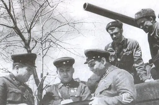 Перед наступлением Командир 23го танкового корпуса Герой Советского Союза - фото 20