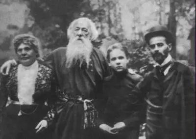 На даче у В В Стасова Справа от Владимира Владимировича Самуил Маршак и - фото 13