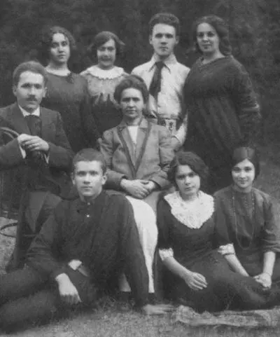 Семья Маршаков 1913 г Справа налево Самуил Яковлевич Софья Михайловна их - фото 26