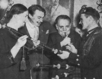 С Я Маршак играет на шотландской волынке Слева от него А А Елистратова и - фото 57