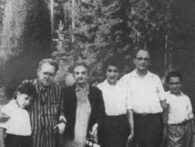 Семья С Я Маршака с Е П Пешковой Барвиха 1961 г С Дмитрием - фото 62