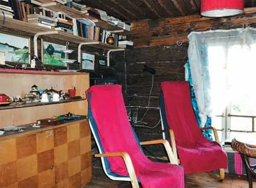 Внутри коричневого дома Виден угол где были заменены верхние бревна А - фото 9