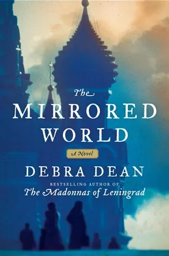 Debra Dean The Mirrored World обложка книги