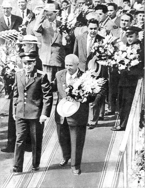 Москва 9 августа 1961 года Торжественная встреча Германа Титова на Внуковском - фото 55
