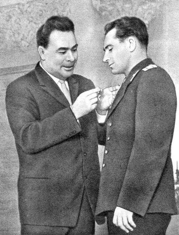 Председатель Президиума Верховного Совета СССР Л И Брежнев вручает - фото 56
