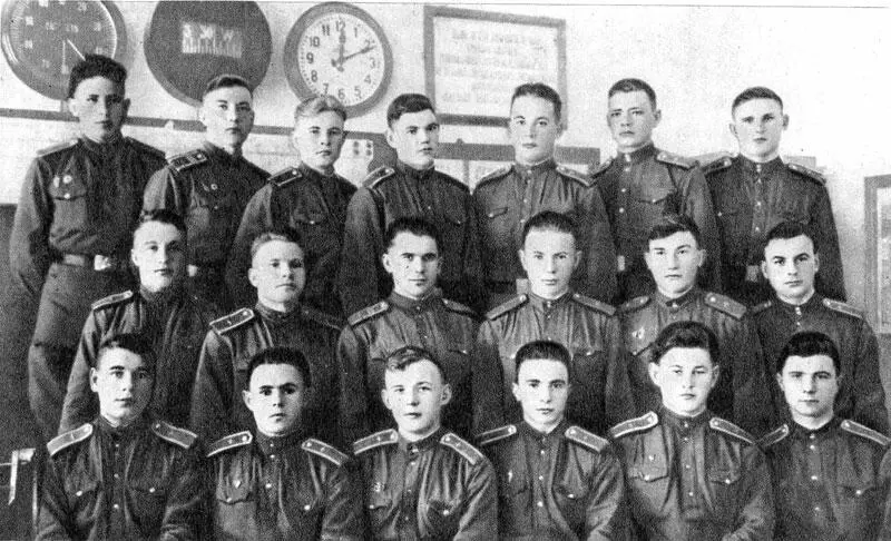 В дни учёбы в авиационном училище Крайний справа во втором ряду Герман - фото 11