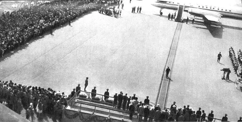 9 августа 1961 года Внуковский аэродром Герман Титов направляется к - фото 54