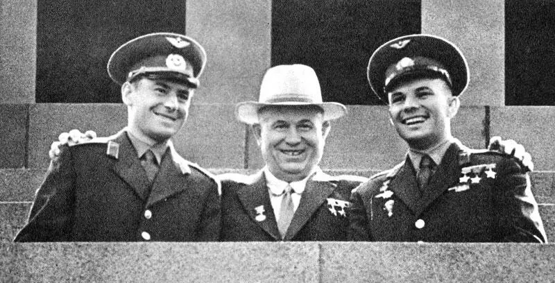 Москва 9 августа 1961 года На трибуне Мавзолея Н С Хрущёв Г С Титов и Ю - фото 60