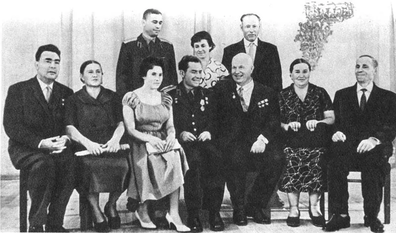 Н С Хрущёв и Л И Брежнев с членами семьи лётчикакосмонавта СССР Г С - фото 63