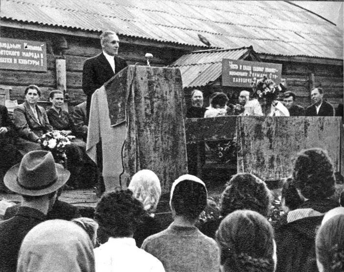 На родине Германа Титова Митинг в селе Полковниково Выступает отец - фото 64
