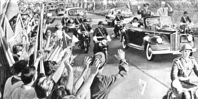 Жители Берлина восторженно встречают Г С Титова От аэродрома до Панкова где - фото 72