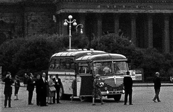 Я стоял в сторонке и издали наблюдал за контактами между советской и западной - фото 77