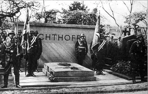 Почетный караул перед могилой красного барона Самолёты братьев фон - фото 30