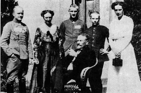 Сентябрь 1917 г семья последний раз вместе Слева направо Манфред мать - фото 14