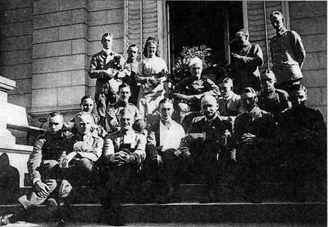 Июль 1917 г Лётчики 11й эскадрильи навещают обоих своих командиров Вольф был - фото 9